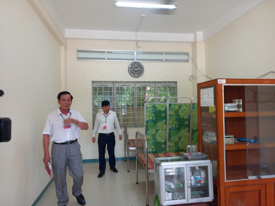 Kiểm tra phòng y tế và công tác phòng chống dịch bệnh.