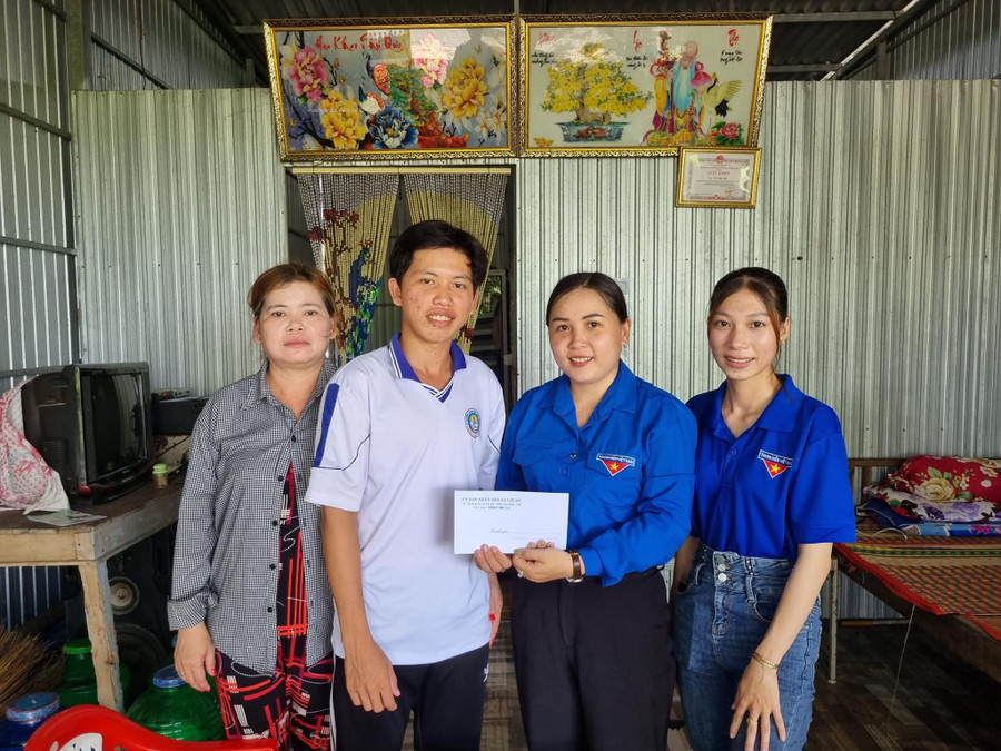 Động viên, tặng quà cho HS hoàn cảnh khó khăn dự thi tốt nghiệp THPT tại xã Lợi An, huyện Trần Văn Thời (Cà Mau). Ảnh: H. Khánh.