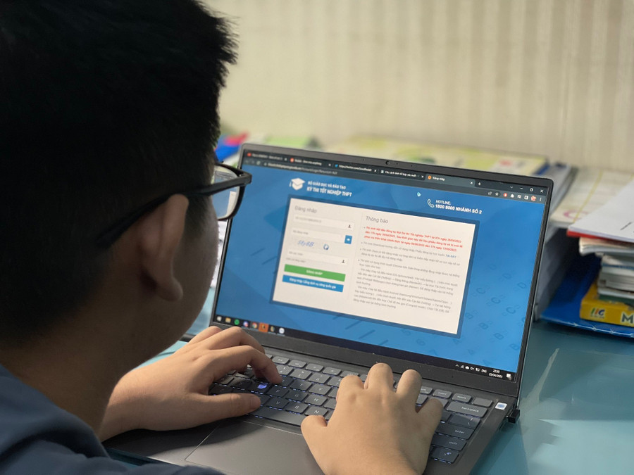 Học sinh lớp 12 Trường THPT Chu Văn An (Hà Nội) chuẩn bị đăng ký dự thi tốt nghiệp THPT năm 2023 trực tuyến. Ảnh: NTCC