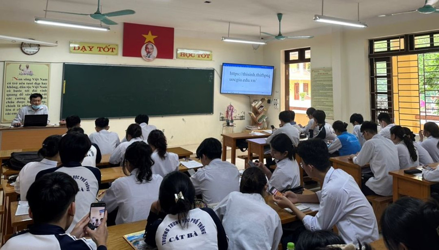 Học sinh Trường THPT Cát Bà đăng ký dự thi trực tuyến. Ảnh: INT