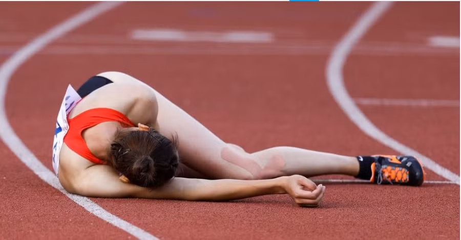 Nỗ lực khiến Quách Thị Lan ngã sõng soài khi về đích.