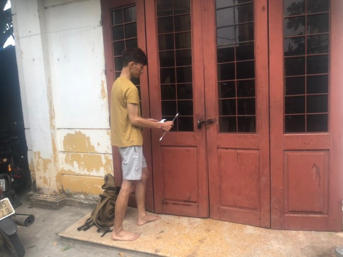 Đối tượng Đặng Hoàng Giang và vật dụng để thực hiện trộm cắp tài sản tại trường học trên địa bàn huyện Phúc Thọ.