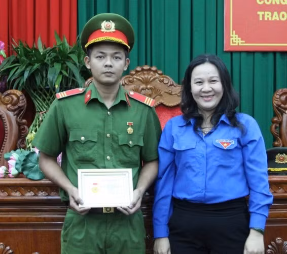 Thượng sĩ Lê Hoàng Khang nhận Huy hiệu Tuổi trẻ dũng cảm.