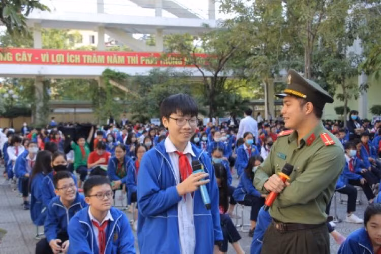 Công an TP Hà Nội tuyên truyền, phổ biến giáo dục pháp luật tại Trường THCS Nam Từ Liêm.