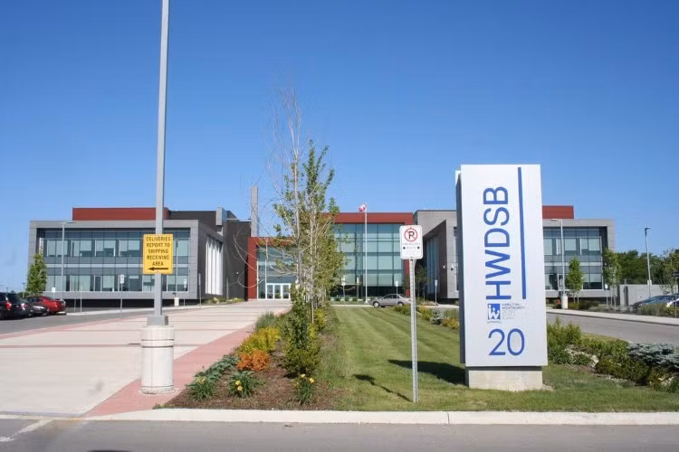 Hội đồng Trường Trung học công lập Hamilton-Wentworth, Canada.
