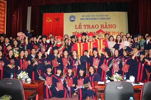 Học viện Quản lý GD tổ chức trao bằng cho các tân tiến sĩ, tân thạc sĩ (6/2019)