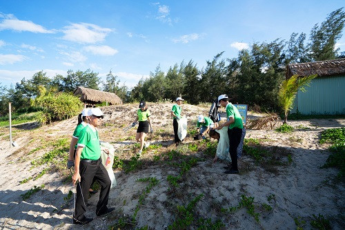 Các đại biểu, cư dân và du khách ra quân dọn rác sau buổi lễ