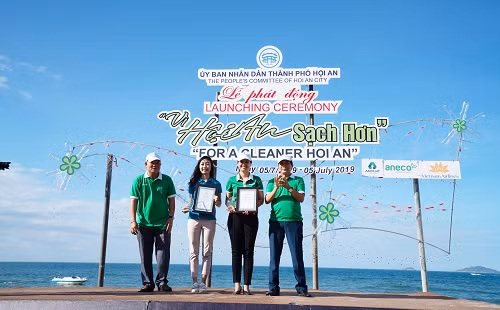 Lãnh đạo thành phố Hội An trao chứng nhận đồng hành bảo vệ môi trường cho Tập đoàn An Phát Holdings