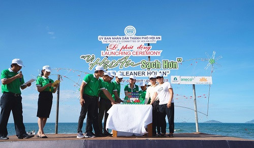 Tập đoàn An Phát Holdings tặng sản phẩm sinh học phân hủy hoàn toàn AnEco cho các nhà hàng khách sạn tại Hội An