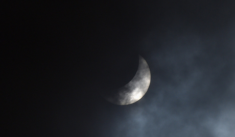 Trong khi người dân châu Âu chiêm ngưỡng nhật thực toàn phần dưới mặt đất, 