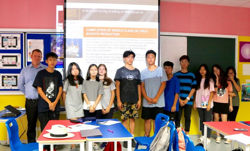 Thầy Gordon và học sinh lớp 11 TH School Thầy Gordon và học sinh lớp 11 TH School