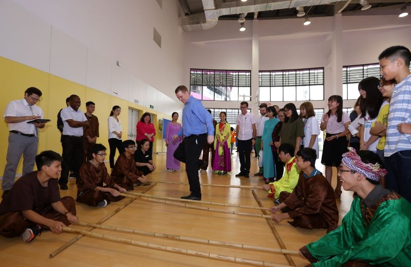 Thầy Gordon giao lưu cùng học sinh trong một sự kiên của trường Thầy Gordon giao lưu cùng học sinh trong một sự kiên của trường