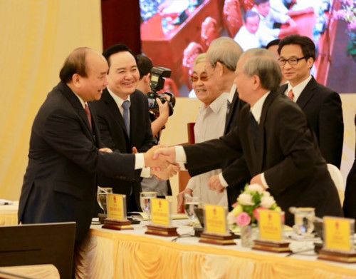 Thủ tướng Nguyễn Xuân Phúc gặp gỡ các nguyên lãnh đạo ngành Giáo dục tại hội nghị tổng kết năm học . Ảnh: Thế Đại Thủ tướng Nguyễn Xuân Phúc gặp gỡ các nguyên lãnh đạo ngành Giáo dục tại hội nghị tổng kết năm học . Ảnh: Thế Đại