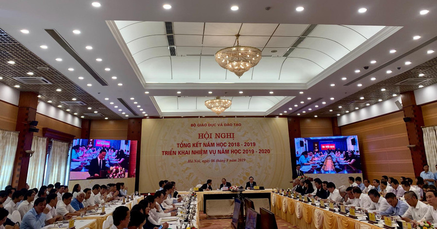 Thủ tướng Nguyễn Xuân Phúc lưu ý một số giải pháp lớn ngành Giáo dục cần tập trung thực hiện trong thời gian tới. Thủ tướng Nguyễn Xuân Phúc lưu ý một số giải pháp lớn ngành Giáo dục cần tập trung thực hiện trong thời gian tới.