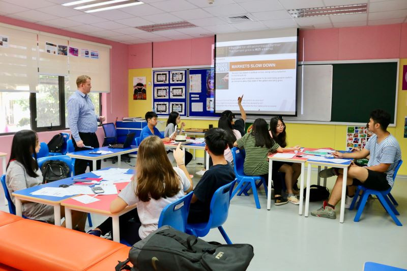 Thầy Gordon và học trò trong giờ học môn Kinh doanh tại TH School Thầy Gordon và học trò trong giờ học môn Kinh doanh tại TH School