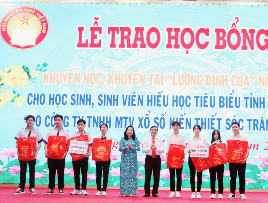 Trao học bổng cho học sinh đạt giải các cuộc thi. Trao học bổng cho học sinh đạt giải các cuộc thi.