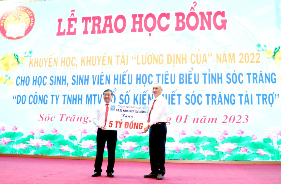Công ty TNHH MTV Xổ số Kiến thiết Sóc Trăng trao 5 tỷ đồng vào Quỹ Khuyến học năm 2023 cho Hội Khuyến học Sóc Trăng. Công ty TNHH MTV Xổ số Kiến thiết Sóc Trăng trao 5 tỷ đồng vào Quỹ Khuyến học năm 2023 cho Hội Khuyến học Sóc Trăng.