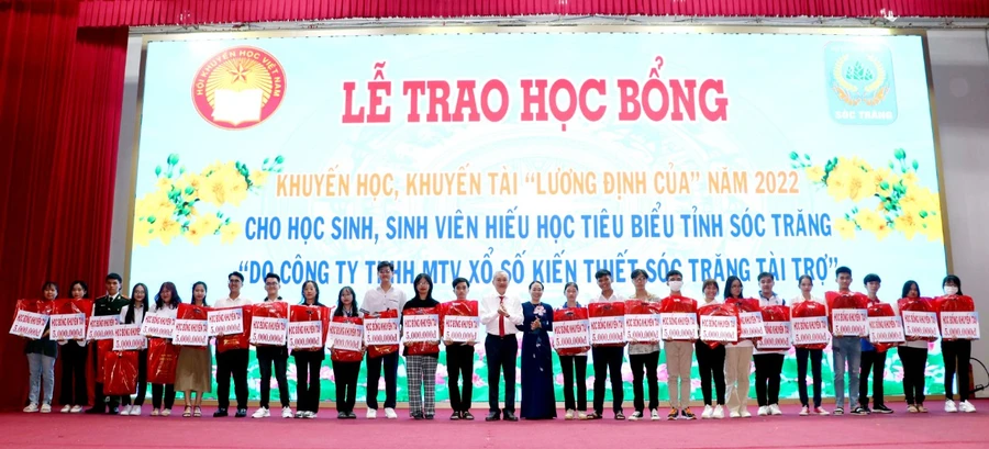 Trao học bổng khuyến học, khuyến tài “Lương Định Của” cho sinh viên.