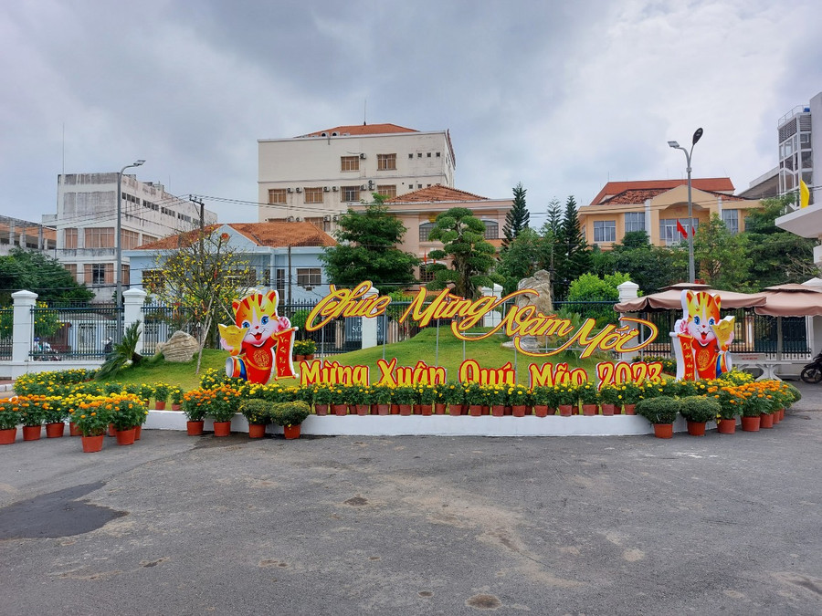 UBND tỉnh Sóc Trăng đã đầu tư trồng mới nhiều cây xanh, trang trí nhiều tiểu cảnh với chủ đề Xuân Quý Mão. UBND tỉnh Sóc Trăng đã đầu tư trồng mới nhiều cây xanh, trang trí nhiều tiểu cảnh với chủ đề Xuân Quý Mão.