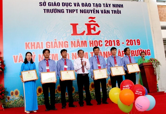 Hiệu trưởng Hồ Tấn Đức (thứ 3 từ phải qua) nhận bằng khen tại Lễ khai giảng kỷ niệm 30 năm thành lập trường