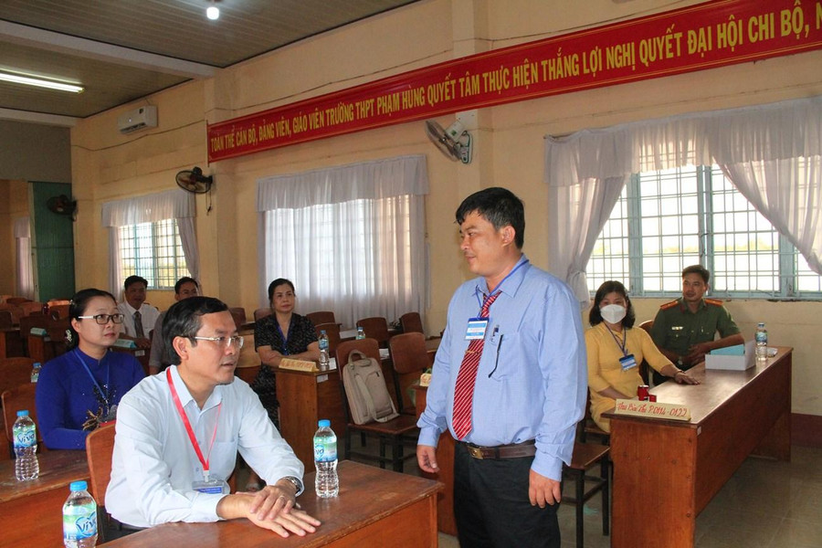 Trưởng điểm thi Trường THPT Phạm Hùng báo cáo với Thứ trưởng Nguyễn Văn Phúc và đoàn công tác. Trưởng điểm thi Trường THPT Phạm Hùng báo cáo với Thứ trưởng Nguyễn Văn Phúc và đoàn công tác.
