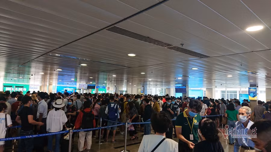 Khách xếp hàng dài làm thủ tục soi chiếu an ninh