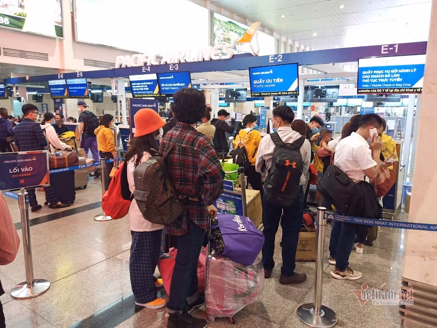 Sân bay Tân Sơn Nhất chật cứng khách ngày cuối tuần ảnh 1