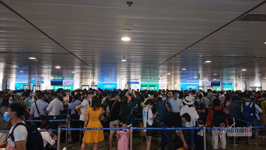 Cảnh đông nghẹt người tại sân bay