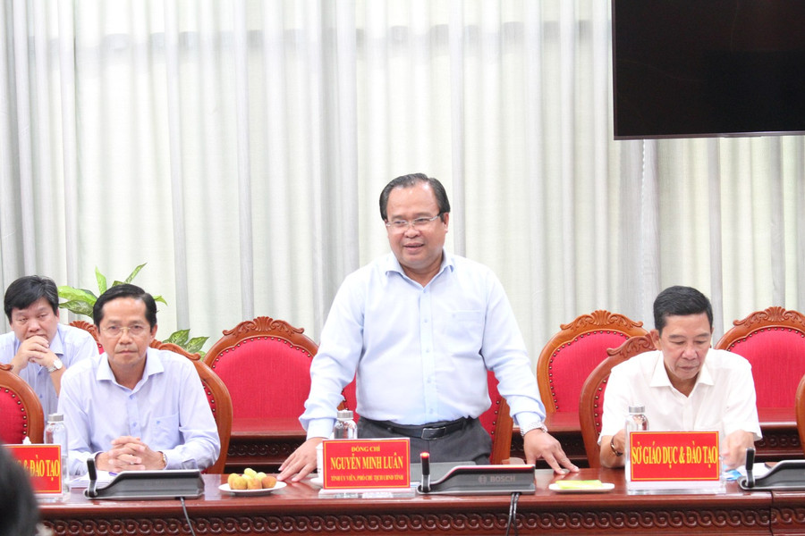 Ông Nguyễn Minh Luân, Phó Chủ tịch UBND tỉnh, Trưởng Ban Chỉ đạo Kỳ thi tốt nghiệp THPT năm 2023 tỉnh Cà Mau phát biểu tại buổi làm việc. Ông Nguyễn Minh Luân, Phó Chủ tịch UBND tỉnh, Trưởng Ban Chỉ đạo Kỳ thi tốt nghiệp THPT năm 2023 tỉnh Cà Mau phát biểu tại buổi làm việc.