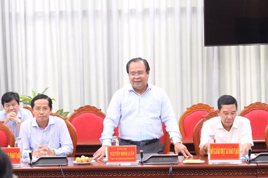 Ông Nguyễn Minh Luân, Phó Chủ tịch UBND tỉnh, Trưởng Ban Chỉ đạo Kỳ thi tốt nghiệp THPT năm 2023 tỉnh Cà Mau phát biểu tại buổi làm việc. Ông Nguyễn Minh Luân, Phó Chủ tịch UBND tỉnh, Trưởng Ban Chỉ đạo Kỳ thi tốt nghiệp THPT năm 2023 tỉnh Cà Mau phát biểu tại buổi làm việc.