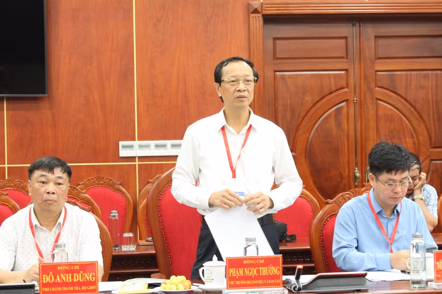 Thứ trưởng Phạm Ngọc Thưởng trao đổi tại buổi làm việc.