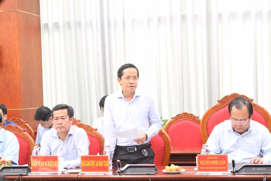 Ông Tạ Thanh Vũ, Phó Giám đốc Sở GD&ĐT Cà Mau báo cáo công tác chuẩn bị kỳ thi. Ông Tạ Thanh Vũ, Phó Giám đốc Sở GD&ĐT Cà Mau báo cáo công tác chuẩn bị kỳ thi.