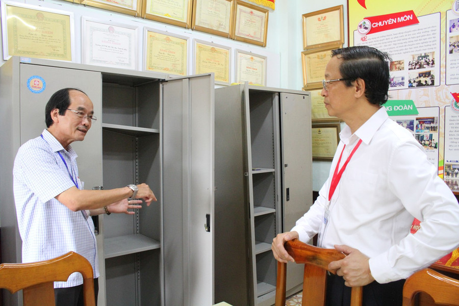 Thứ trưởng Phạm Ngọc Thưởng kiểm tra công tác chuẩn bị cơ sở vật chất tại điểm thi THPT Hồ Thị Kỷ, TP Cà Mau. Thứ trưởng Phạm Ngọc Thưởng kiểm tra công tác chuẩn bị cơ sở vật chất tại điểm thi THPT Hồ Thị Kỷ, TP Cà Mau.