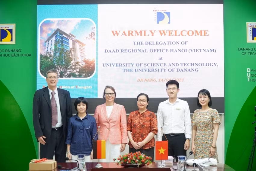 PGS.TS Lê Thị Kim Oanh có nhiều đóng góp trong công tác hợp tác quốc tế của Trường ĐH Bách khoa, ĐH Đà Nẵng