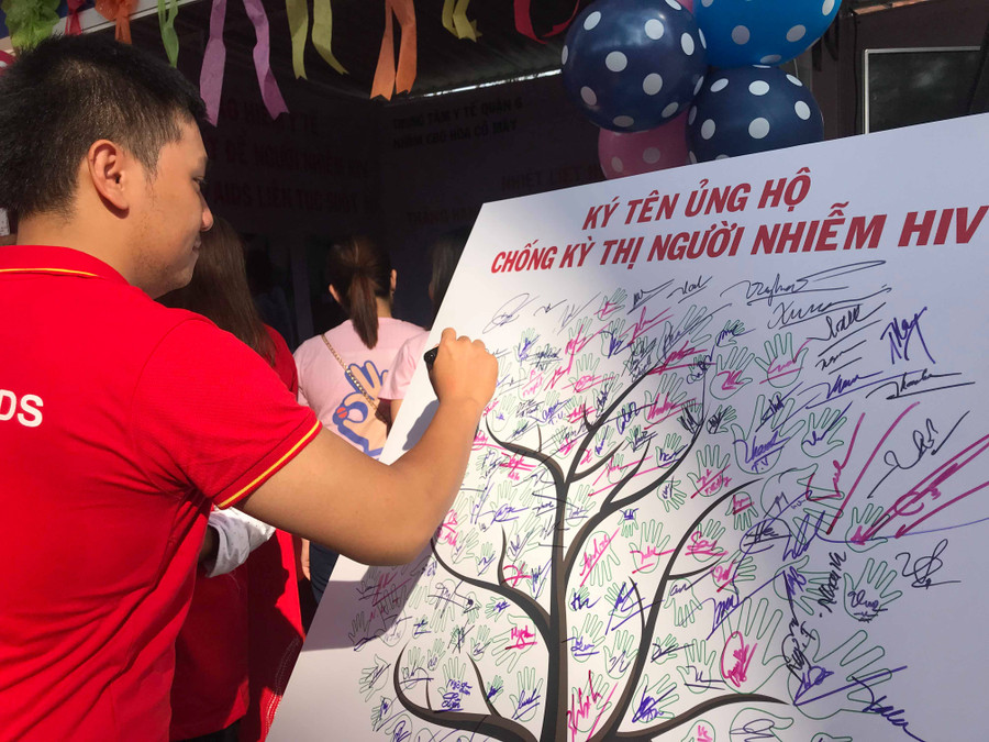 Cùng kí tên ủng hộ chống kỳ thị người nhiễm HIV Cùng kí tên ủng hộ chống kỳ thị người nhiễm HIV