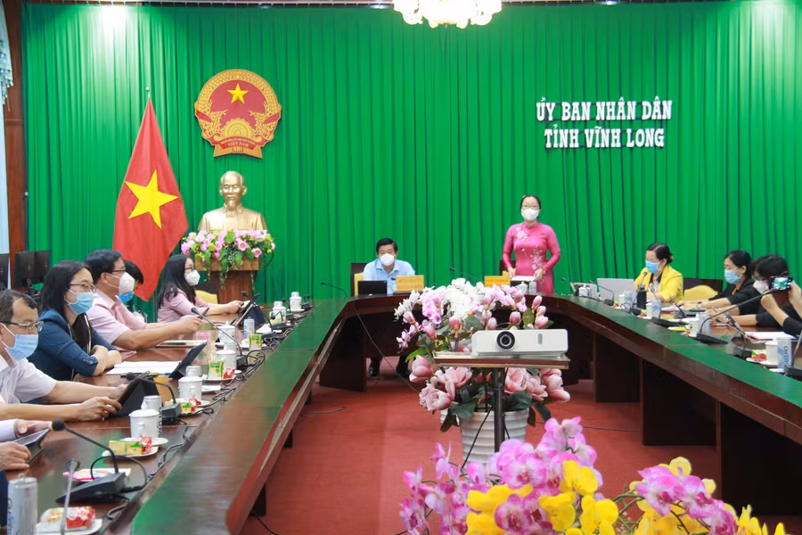 Bà Nguyễn Thị Quyên Thanh, Phó Chủ tịch UBND tỉnh Vĩnh Long phát biểu tại hội nghị.