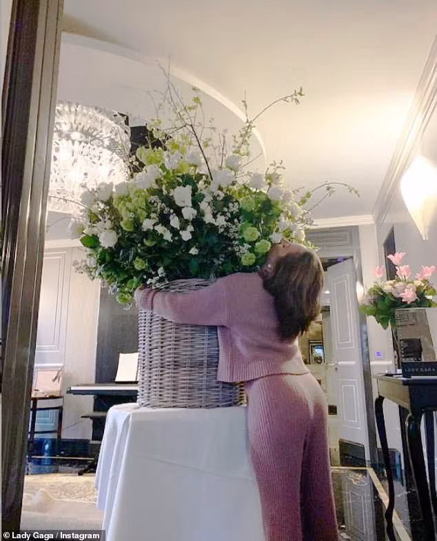 Lady Gaga được bạn trai Michael Polansky gửi một bó hoa khổng lồ đến chỗ ở của cô ấy ở Rome.