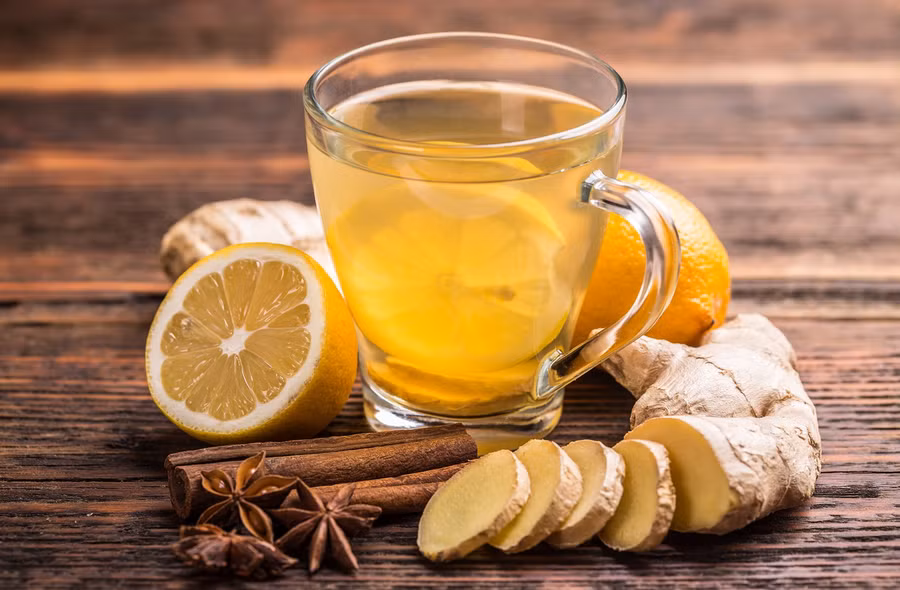 Gừng tươi: Theo Live Strong, gừng có tác dụng giúp làm dịu các giác quan, tạo cho bạn tâm trạng thoải mái, bình tĩnh khi di chuyển trên các phương tiện giao thông. Bạn hãy cắt một vài miếng gừng tươi để sẵn trong túi. Khi bạn bắt đầu cảm thấy chóng mặt, buồn nôn, hãy nhai một miếng gừng để giảm triệu chứng. Ngoài ra, trà gừng, kẹo gừng đều có tác dụng tương tự. Ảnh: Cashbackauthority.