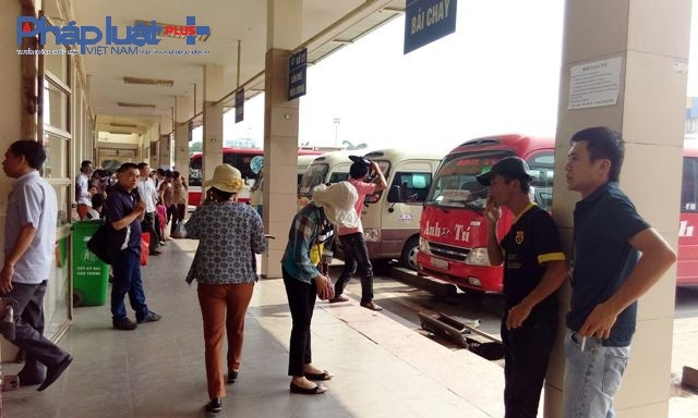 Dòng người nườm nượp đổ về quê nghỉ lễ, giao thông Hà Nội ùn tắc kinh hoàng - Ảnh 5 Dòng người nườm nượp đổ về quê nghỉ lễ, giao thông Hà Nội ùn tắc kinh hoàng - Ảnh 5