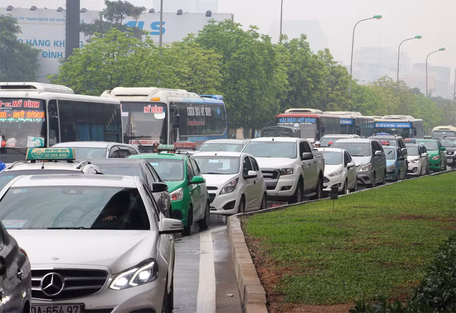Dòng người nườm nượp đổ về quê nghỉ lễ, giao thông Hà Nội ùn tắc kinh hoàng - Ảnh 2