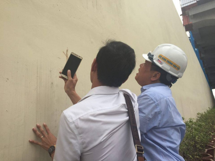 Các vết "nứt" bên ngoài bề mặt được đăng tải trên Báo Một Thế Giới thực tế là các vết rạn chân chim do hiện tượng co ngót màng ngoài của lớp xi măng Các vết nứt được đăng tải trên Báo Một Thế Giới th