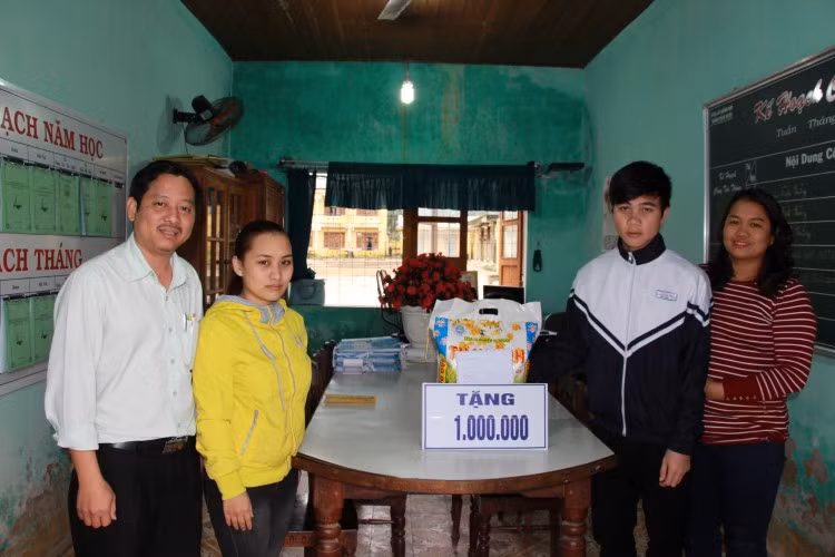 Thầy cô giáo Trường Phổ thông DTNT Phước Sơn tặng quà Tết cho HS có hoàn cảnh đặc biệt khó khăn.