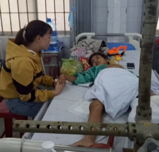 Các cô giáo Trường Tiểu học DTNT Trà Vân thay phiên nhau chăm sóc em Đinh Hoàng Thái trong thời gian điều trị tại Bệnh viện Đa khoa Quảng Nam. Thái mồ côi cả cha lẫn mẹ trong vụ sạt lở ở nóc Ông Sinh, bản thân em bị chấn thương nặng hiện chưa thể đi học trở lại.