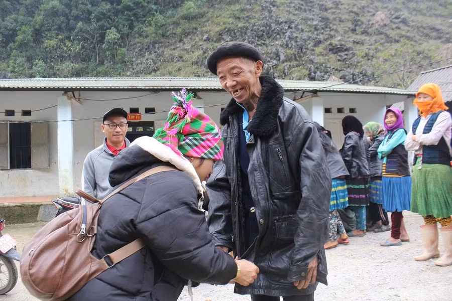 Lão ông người H'Mông vui mừng được tặng áo ấm giữ nhiệt cho mùa đông năm nay.