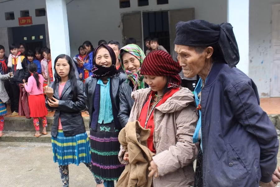 Niềm vui của bà con đồng bào dân tộc H'Mông khi được tặng áo ấm.