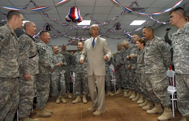 Joe Biden nói chuyện với những người lính tại Trại Chiến thắng ở ngoại ô Baghdad, ngày 4 tháng 7 năm 2009. REUTERS/Khalid Mohammed/Pool.