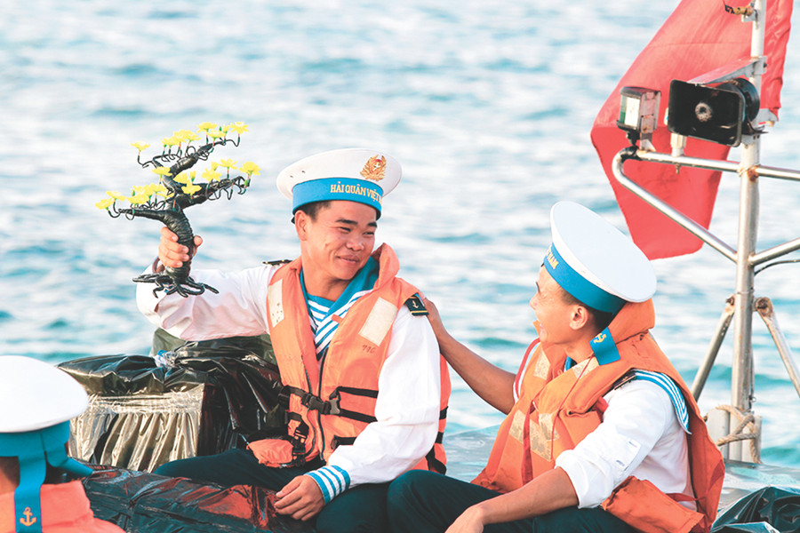 Bức ảnh “Mai vàng tặng mẹ Tết này” của Trần Thành