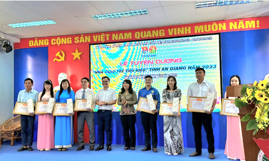 Giám đốc Sở GD&amp;ĐT An Giang Trần Thị Ngọc Diễm và anh Phan Duy Bằng - Bí thư Tỉnh Đoàn An Giang trao Bằng khen vinh danh &quot;Nhà giáo trẻ tiêu biểu&quot;.