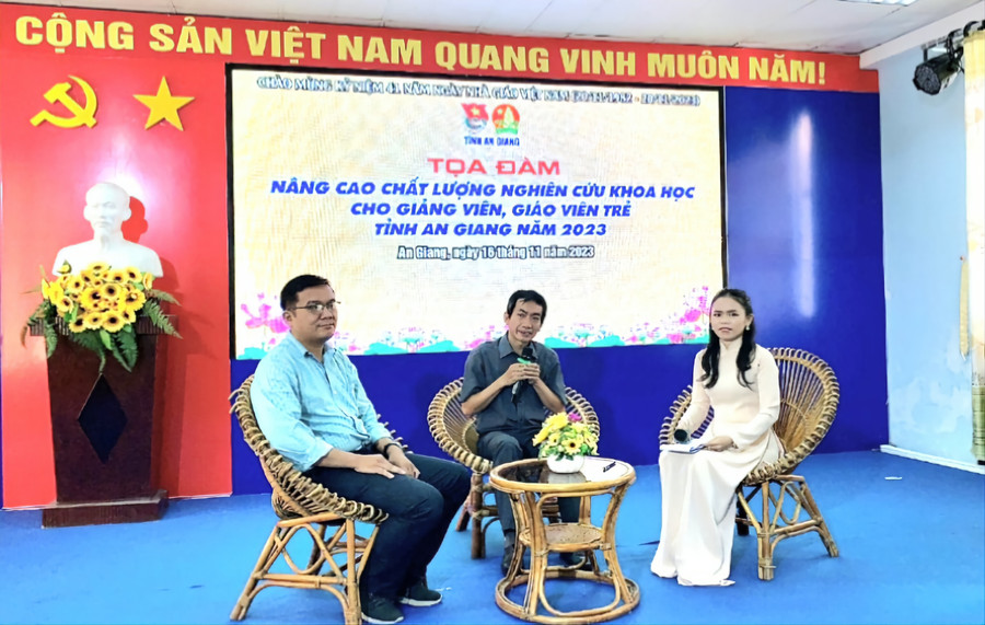 Đại biểu khách mời tham dự tọa đàm chia sẻ kinh nghiệm chuyên môn.