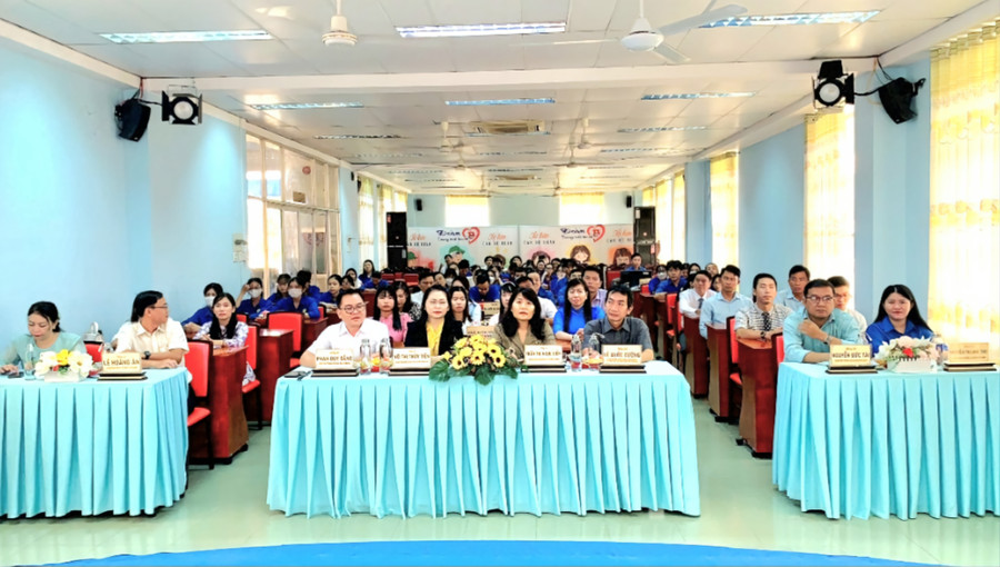 Đại biểu tham dự buổi lễ.